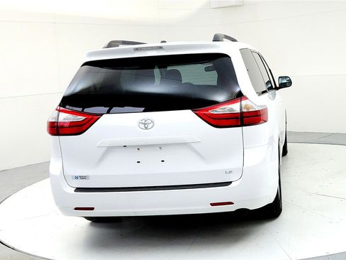 Used 2015 Toyota Sienna LE image 5