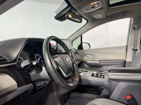 Used 2023 Toyota Sienna XLE image 20