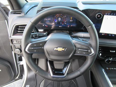 Used 2025 Chevrolet Suburban Premier image 17