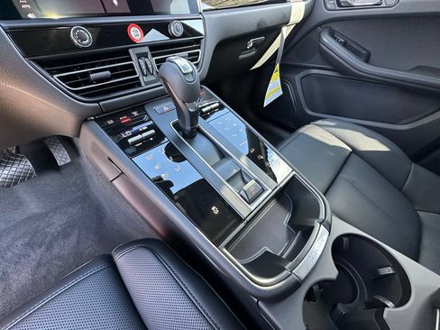 Certified 2026 Porsche Macan AWD/4WD image 27