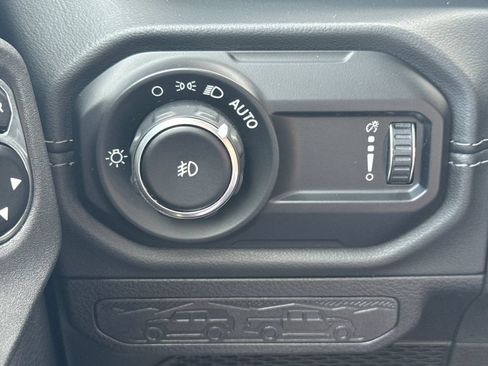 Used 2024 Jeep Wrangler Unlimited Sahara w/ Technology Group AWD/4WD image 32