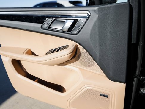 Certified 2025 Porsche Macan image 24