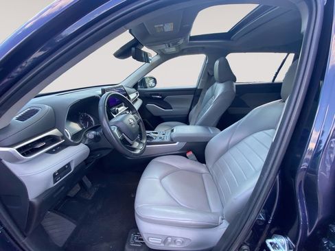 Used 2024 Toyota Highlander XLE AWD/4WD image 9