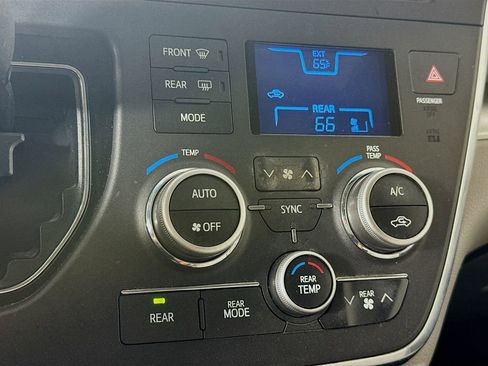 Used 2015 Toyota Sienna LE image 17