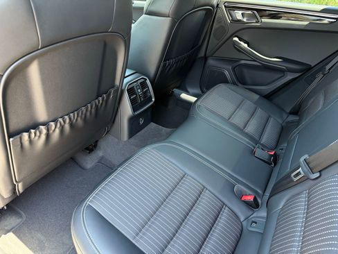 Used 2025 Porsche Macan image 31