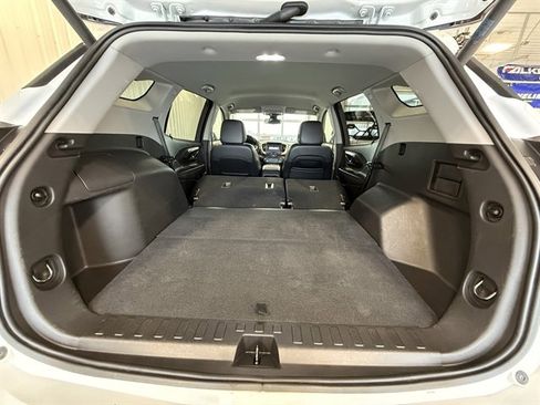 Used 2024 GMC Terrain SLT image 19