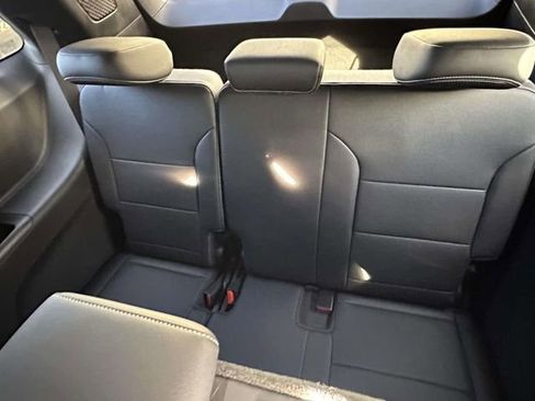 Used 2025 Chevrolet Traverse LT w/ Driver Confidence Package FWD image 16