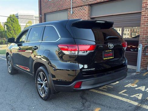 Used 2019 Toyota Highlander LE AWD/4WD image 9