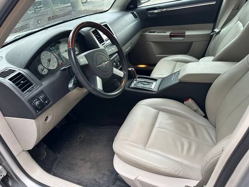 Used 2005 Chrysler 300 Touring RWD image 9