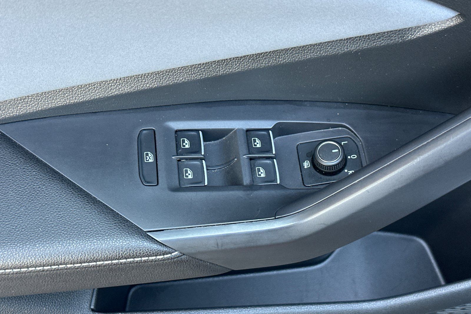 Used 2025 Volkswagen Jetta SE FWD image 14