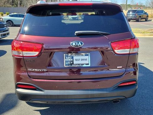 Used 2017 Kia Sorento LX w/ LX Convenience Package image 5