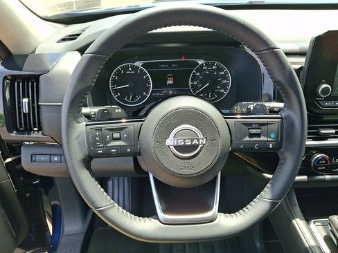 Used 2022 Nissan Pathfinder SV AWD/4WD image 19