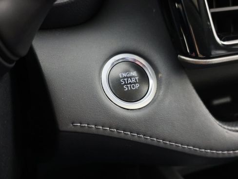 Used 2020 Toyota Highlander XLE FWD image 19