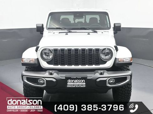 Used 2025 Jeep Gladiator Sport AWD/4WD image 3