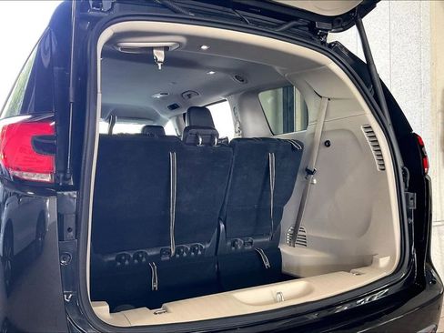Used 2023 Chrysler Pacifica Touring-L FWD image 20