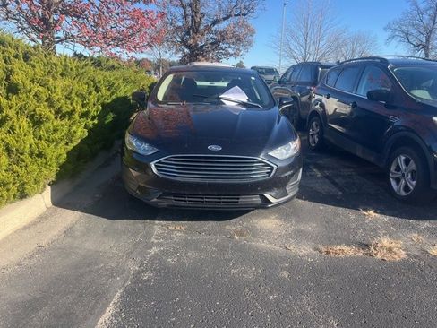 Used 2019 Ford Fusion SE image 2