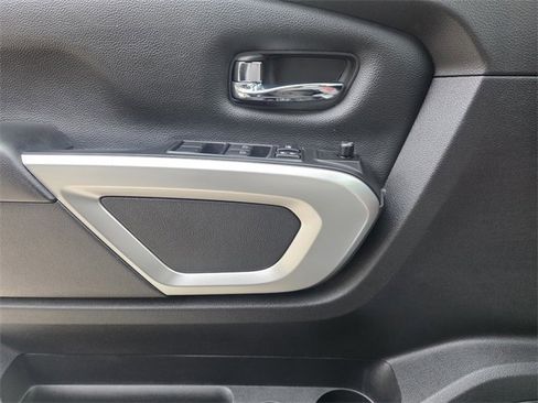 Used 2018 Nissan Titan SV w/ SV Convenience Package image 16