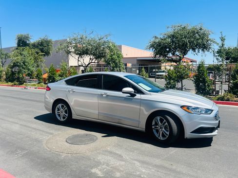 Used 2018 Ford Fusion SE FWD image 11