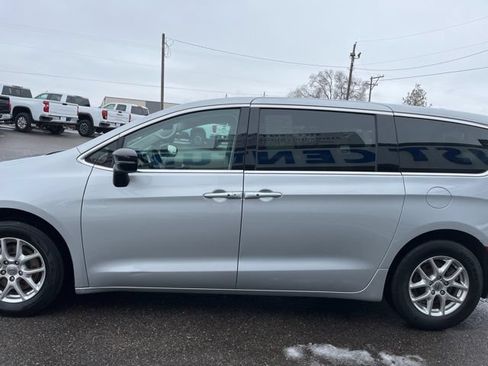 Used 2024 Chrysler Pacifica Touring-L FWD image 7