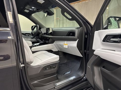 New 2026 Chevrolet Suburban Premier image 17