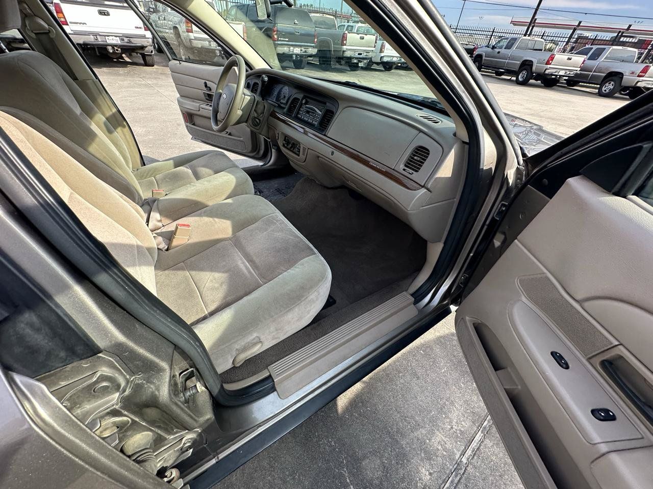 Used 2005 Ford Crown Victoria RWD image 33