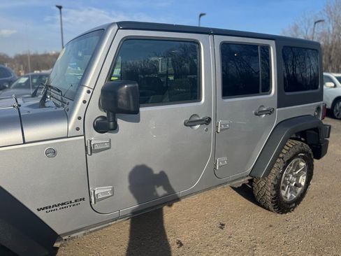 Used 2017 Jeep Wrangler Unlimited Rubicon w/ Connectivity Group AWD/4WD image 12