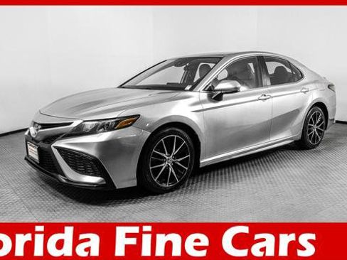 Used 2021 Toyota Camry SE image 1