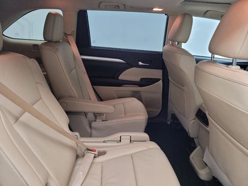 Used 2019 Toyota Highlander XLE image 19
