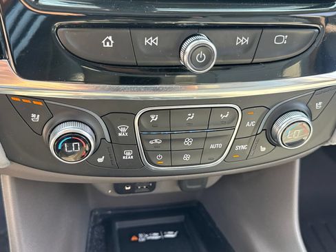 Used 2021 Chevrolet Traverse Premier FWD image 26