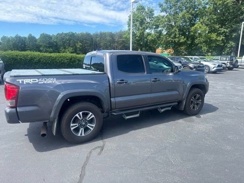 Used 2017 Toyota Tacoma SR AWD/4WD image 9
