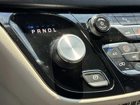 Used 2024 Chrysler Pacifica Touring-L FWD image 32