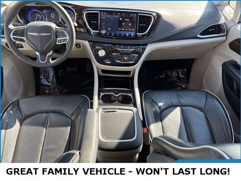 Used 2023 Chrysler Pacifica Limited image 16