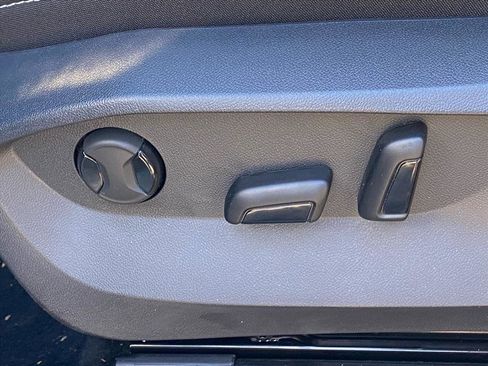 Used 2025 Volkswagen Taos SE image 13