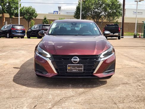 Used 2024 Nissan Altima 2.5 SV FWD image 3