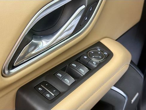 Used 2023 Chevrolet Suburban Premier image 18