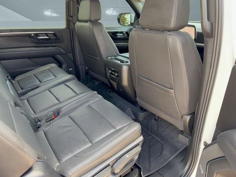 Used 2025 Chevrolet Suburban LT w/ Comfort Package RWD image 30