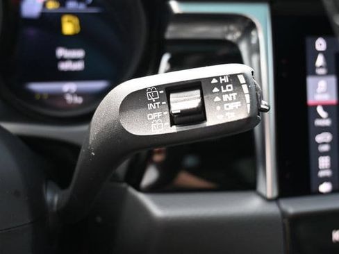Used 2024 Porsche Macan AWD/4WD image 35