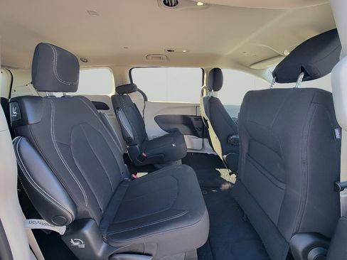 Used 2023 Chrysler Voyager LX image 32