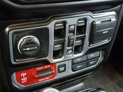 Used 2020 Jeep Wrangler Unlimited Rubicon w/ Dual Top Group AWD/4WD image 26
