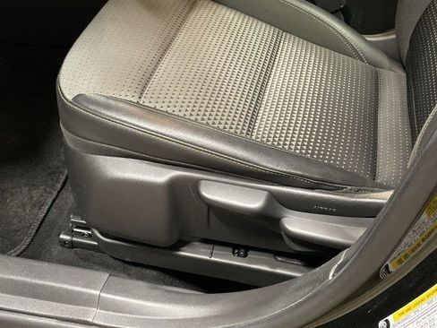 Used 2024 Chevrolet Trax LT w/ Sunroof Package FWD image 13