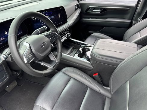 Used 2025 Chevrolet Suburban Z71 image 11