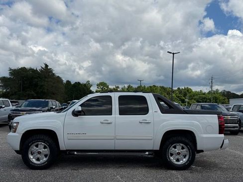 Used 2011 Chevrolet Avalanche LT w/ Luxury Package AWD/4WD image 4