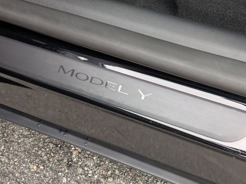 Used 2024 Tesla Model Y Performance image 14