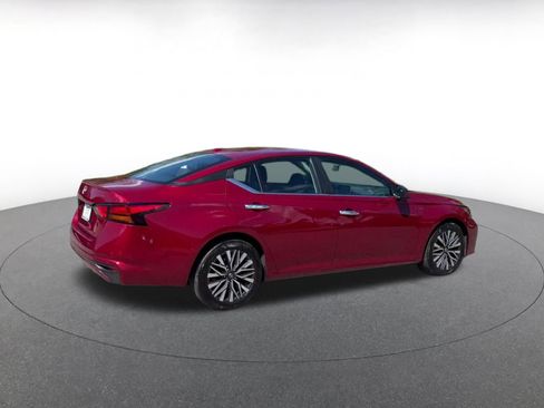 Used 2025 Nissan Altima 2.5 SV FWD image 12