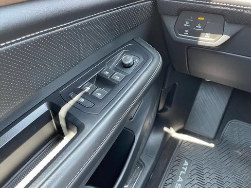 Used 2024 Volkswagen Atlas SE FWD image 16