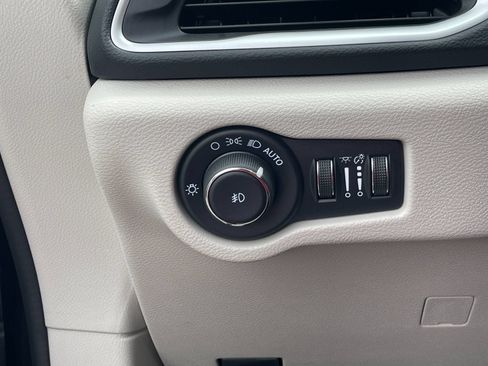 Used 2024 Chrysler Pacifica Touring-L FWD image 31