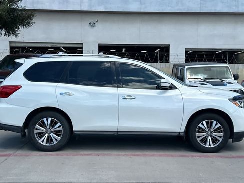 Used 2017 Nissan Pathfinder SV w/ Cargo Package image 9