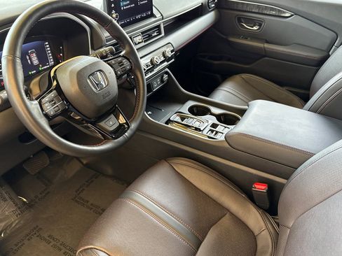 Used 2025 Honda Pilot Black Edition image 11