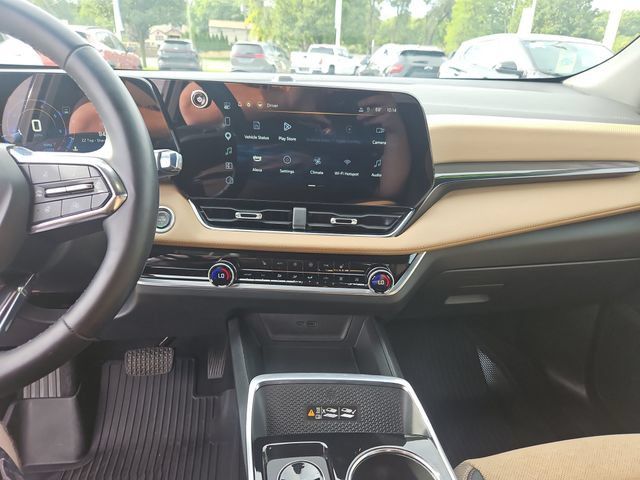 Used 2025 Chevrolet Equinox ACTIV w/ Safety and Technology Package FWD image 18
