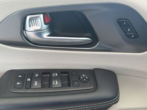Used 2023 Chrysler Pacifica Touring-L FWD image 22